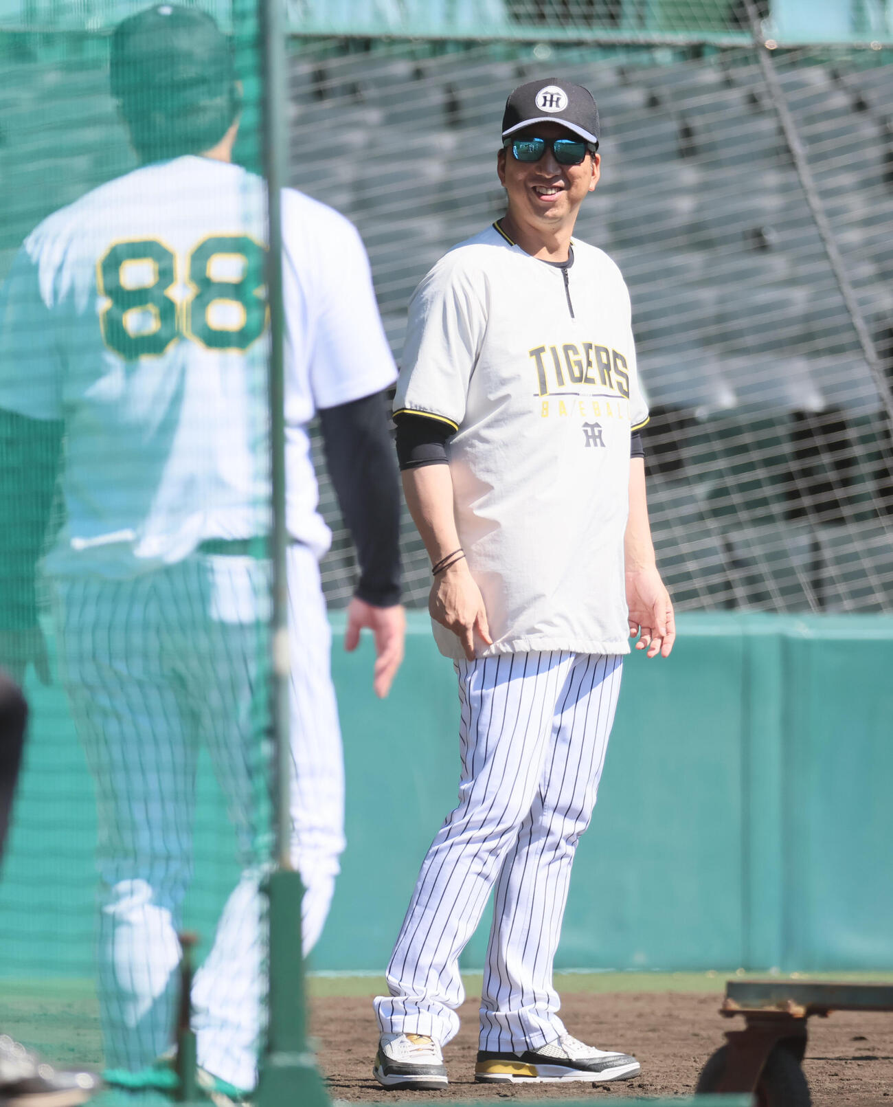 笑顔を見せる阪神藤川球児監督（撮影・宮崎幸一）