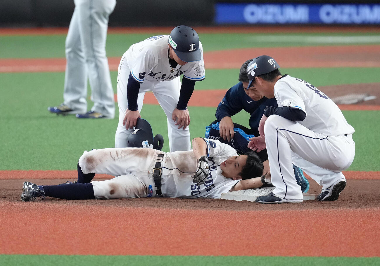 西武対日本ハム　7回裏西武1死一塁、盗塁を試みた代走高松渡は遊撃手水野達稀と接触し倒れ込む（撮影・足立雅史）