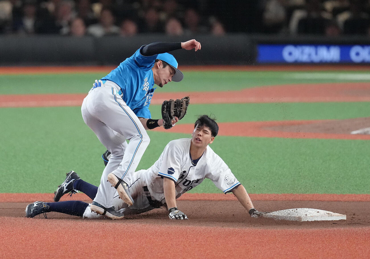 西武対日本ハム　7回裏西武1死一塁、盗塁を試みた代走高松渡（下）と遊撃手水野達稀が接触する（撮影・足立雅史）