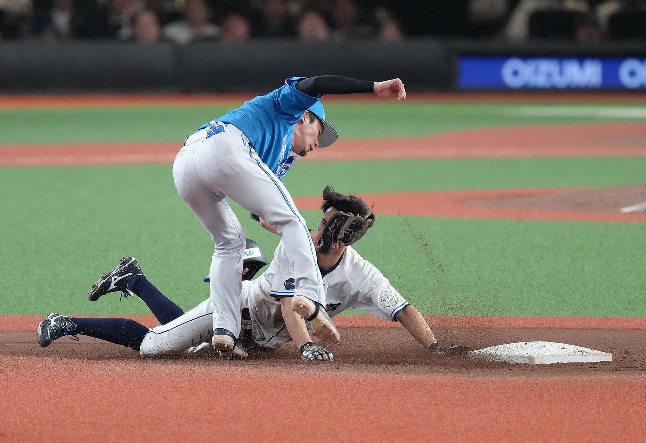 西武対日本ハム　7回裏西武1死一塁、盗塁を試みた代走高松渡（下）と遊撃手水野達稀が接触する（撮影・足立雅史）