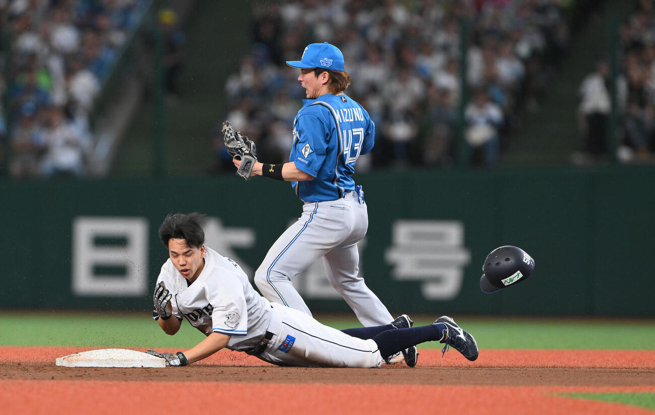 西武対日本ハム　7回裏西武1死一塁、代走高松渡（下）は二塁盗塁を決めるも遊撃手水野達稀と交錯する（撮影・滝沢徹郎）