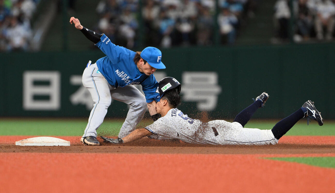 西武対日本ハム　7回裏西武1死一塁、代走高松渡（右）は二塁盗塁を決めるも遊撃手水野達稀と交錯する（撮影・滝沢徹郎）