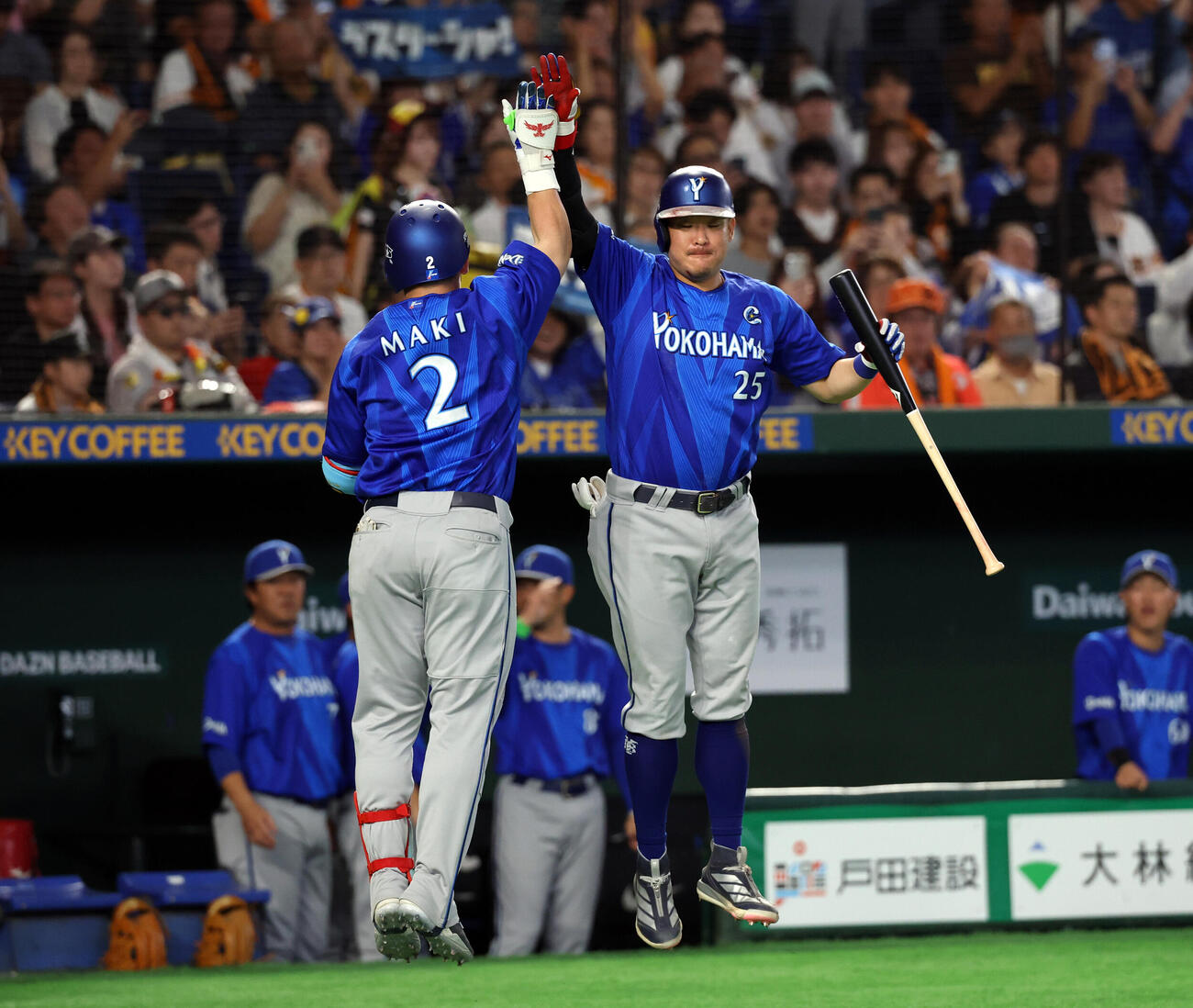 巨人対DeNA 8回表DeNA1死、牧秀悟（左）はソロ本塁打を放ち筒香嘉智とジャンピングタッチ（撮影・浅見桂子）