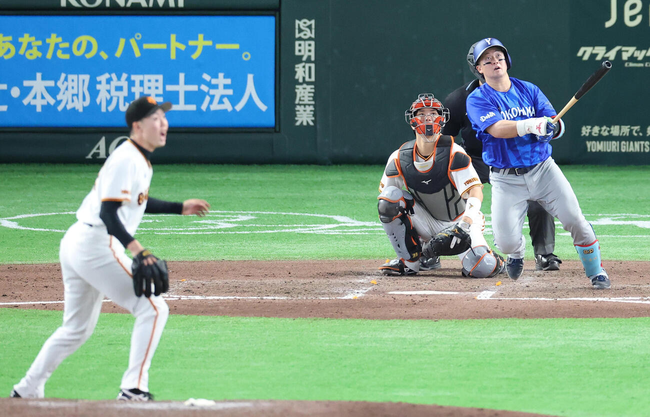 巨人対DeNA 8回表DeNA1死、本塁打を放つ牧秀悟。投手森田駿哉（撮影・宮地輝）