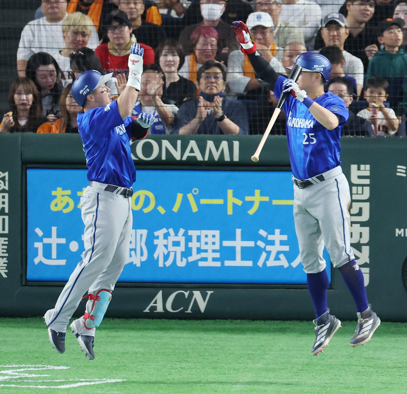 巨人対DeNA 8回表DeNA1死、本塁打を放ち筒香嘉智（右）と喜ぶ牧秀悟（撮影・宮地輝）