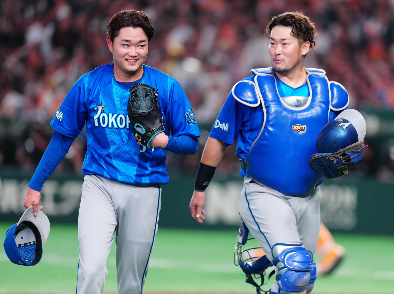 巨人対DeNA 5回裏を終え、戸柱恭孝（右）と話しながらベンチへ戻るDeNA石田裕太郎（撮影・鈴木みどり）