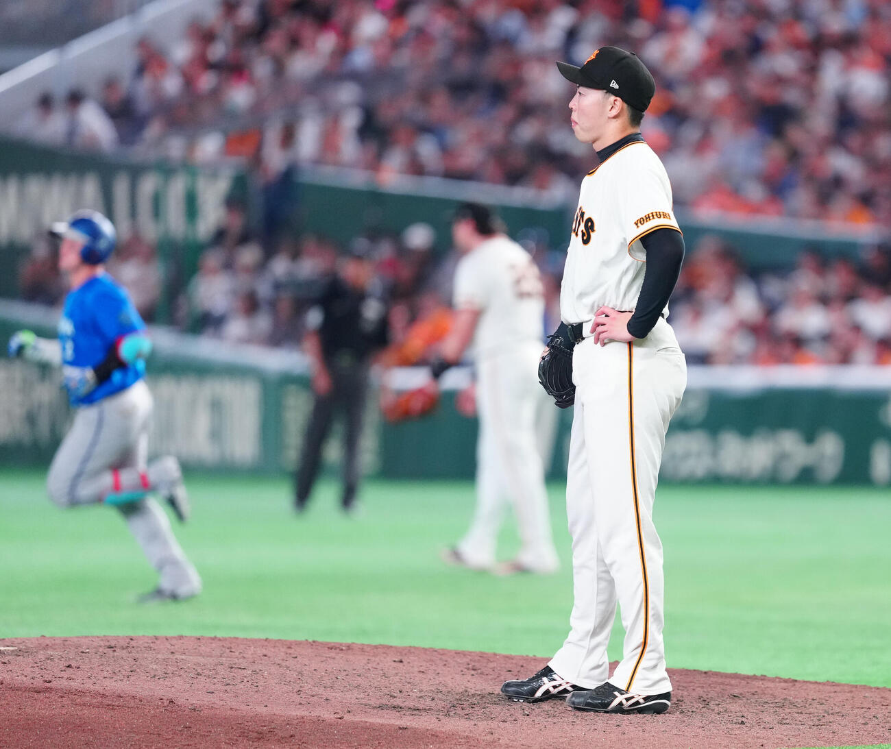 巨人対DeNA 8回表DeNA1死、牧秀悟にソロ本塁打を浴び、ぼうぜんとする森田駿哉（撮影・鈴木みどり）
