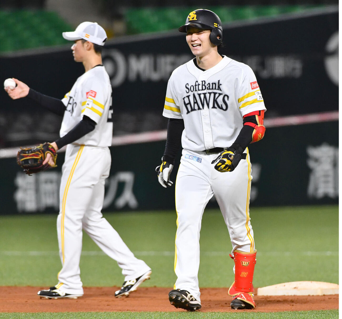 ライブBPで二塁打を放ち、笑顔を見せるソフトバンク正木智也（右）。左は庄子雄大（撮影・岩下翔太）