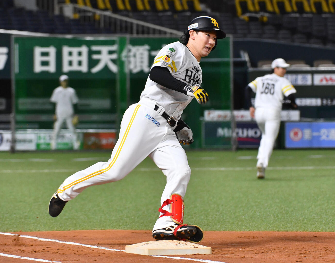 ライブBPで長水啓真（右）から二塁打を放ったソフトバンク正木智也（撮影・岩下翔太）