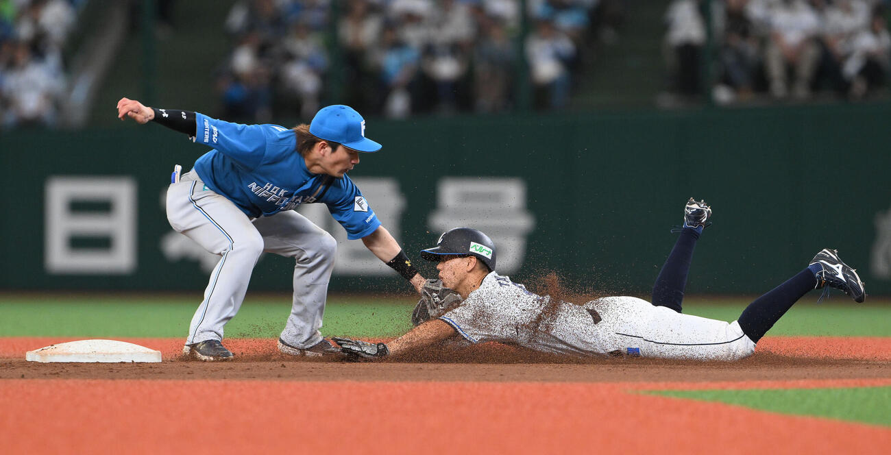 西武対日本ハム　7回裏西武1死一塁、代走高松渡（右）は二塁盗塁を決めるも遊撃手水野達稀と交錯する（撮影・滝沢徹郎）