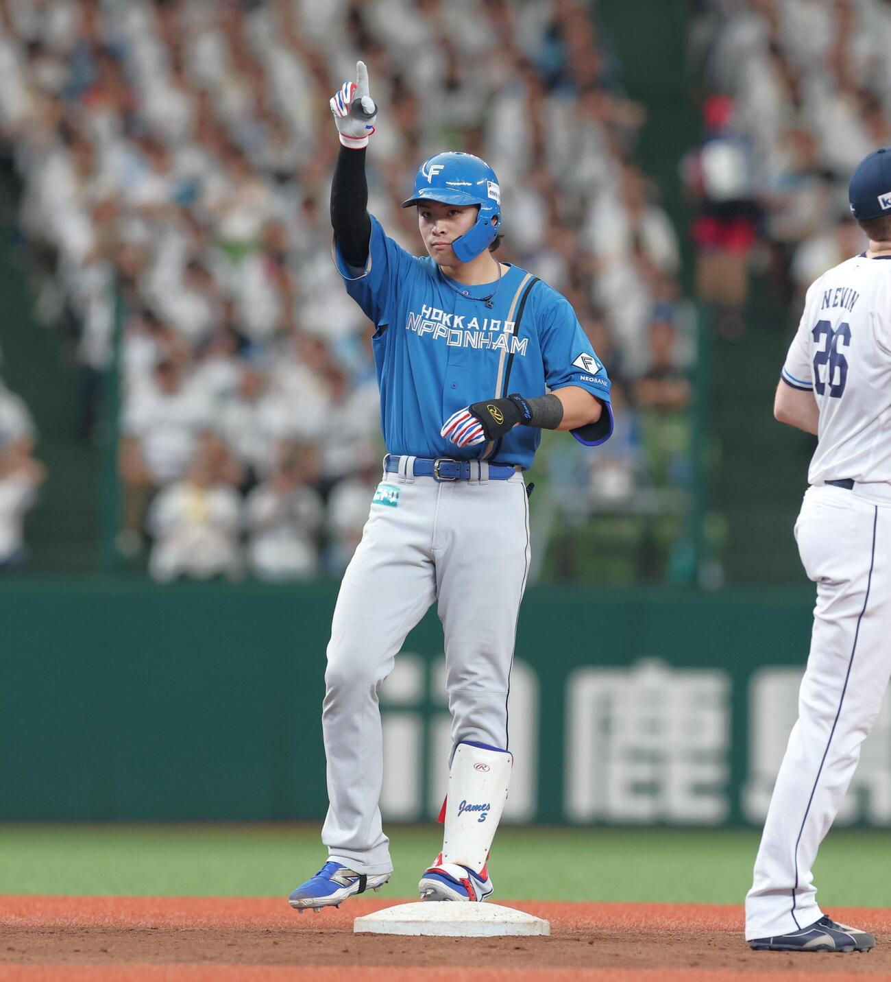 西武対日本ハム　5回表日本ハム2死二塁、適時二塁打を放ちポーズをとる野村佑希（撮影・黒川智章）