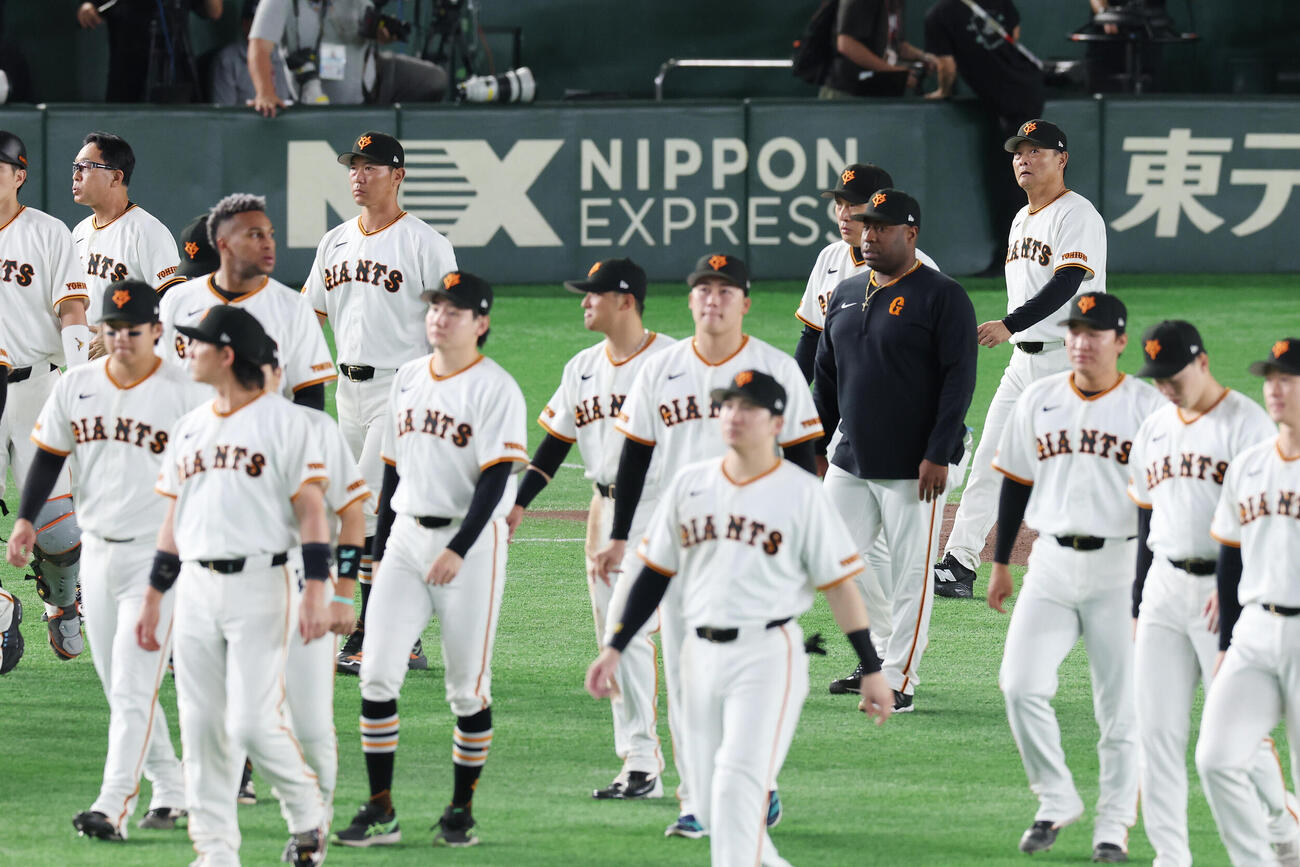 巨人対DeNA CSファーストステージで敗れあいさつに向かう巨人橋上秀樹監督代行（後方右）（撮影・宮地輝）