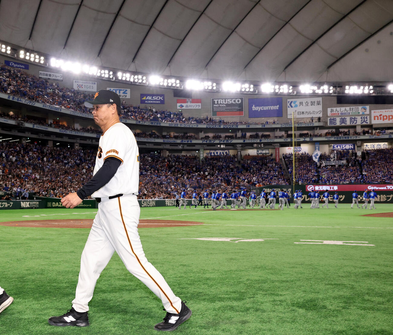 巨人対DeNA　連敗でファイナル進出を逃し、スタンドにあいさつに向かうDeNAの選手を背に引き揚げる巨人橋上秀樹監督代行（撮影・浅見桂子）