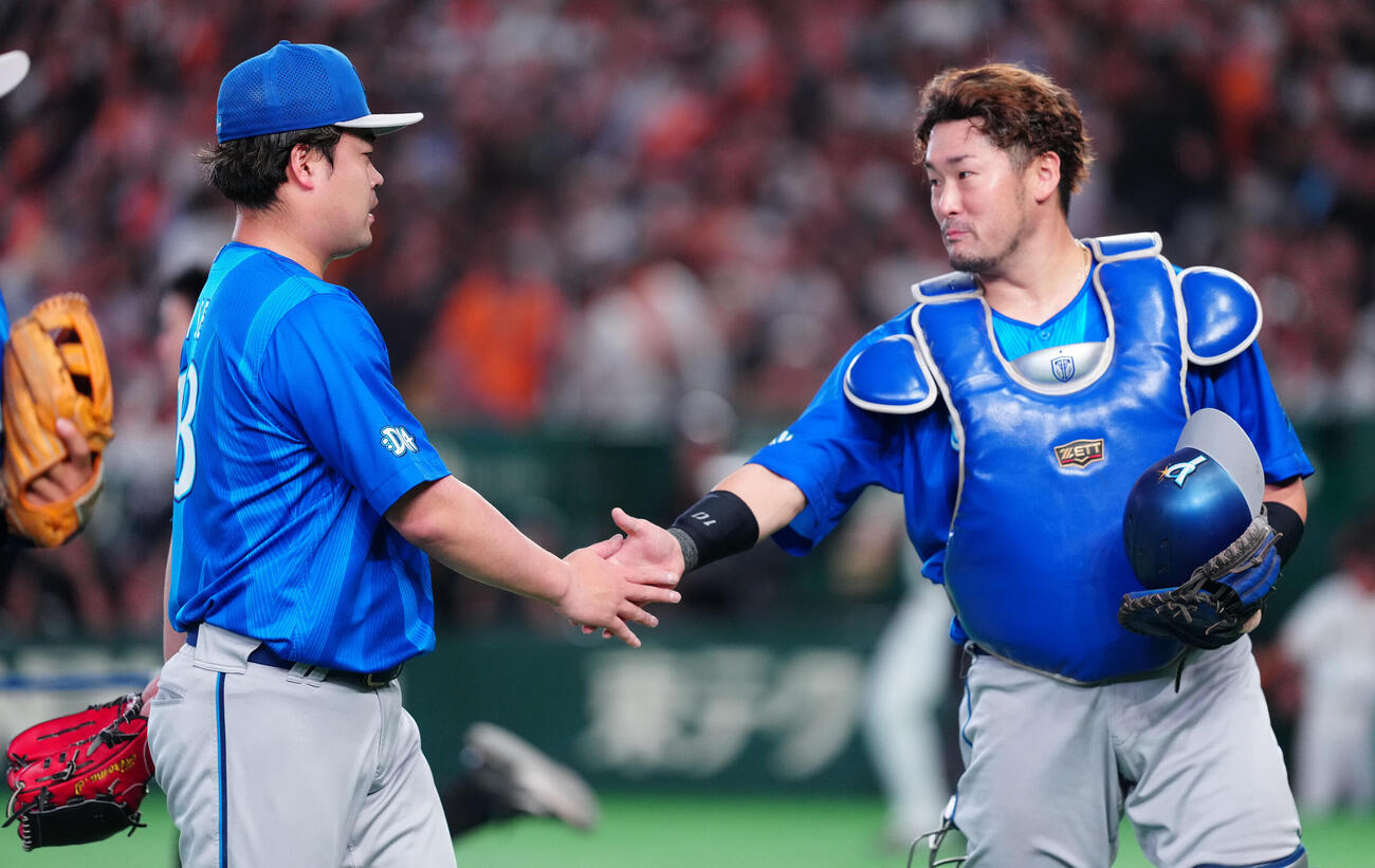 巨人対DeNA 7回裏を抑え、戸柱恭孝（右）と握手を交わすDeNA伊勢大夢（撮影・鈴木みどり）