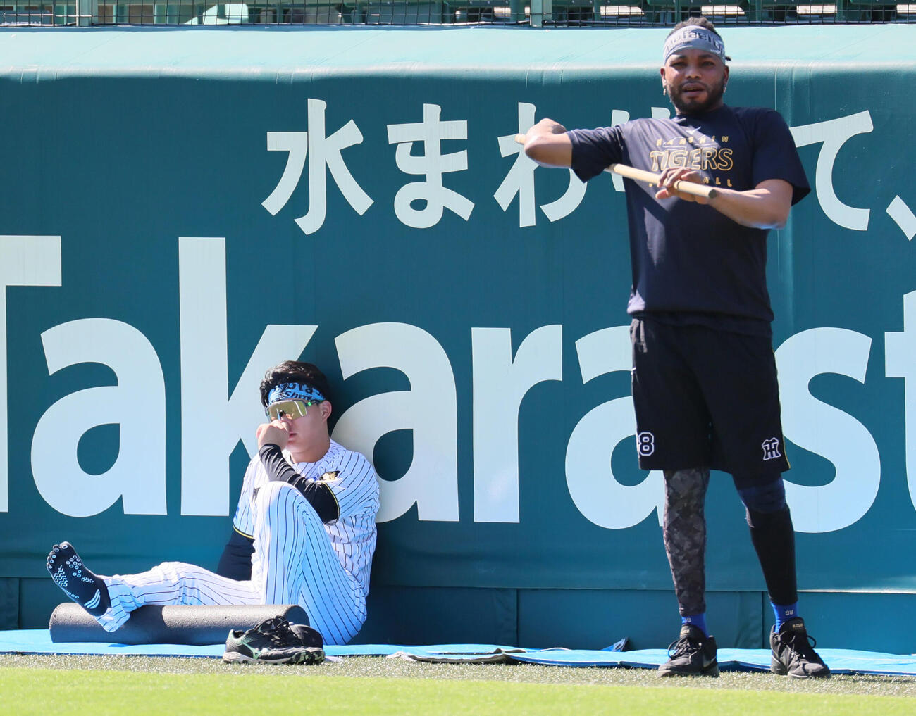 ストレッチする阪神森下翔太（左）とラファエル・ドリス（撮影・宮崎幸一）