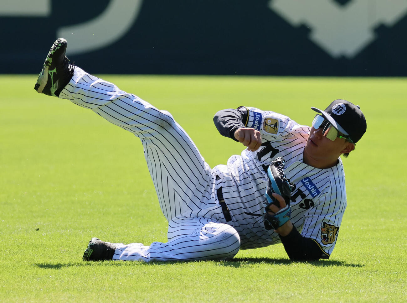 シートノックを受ける阪神森下翔太（撮影・宮崎幸一）