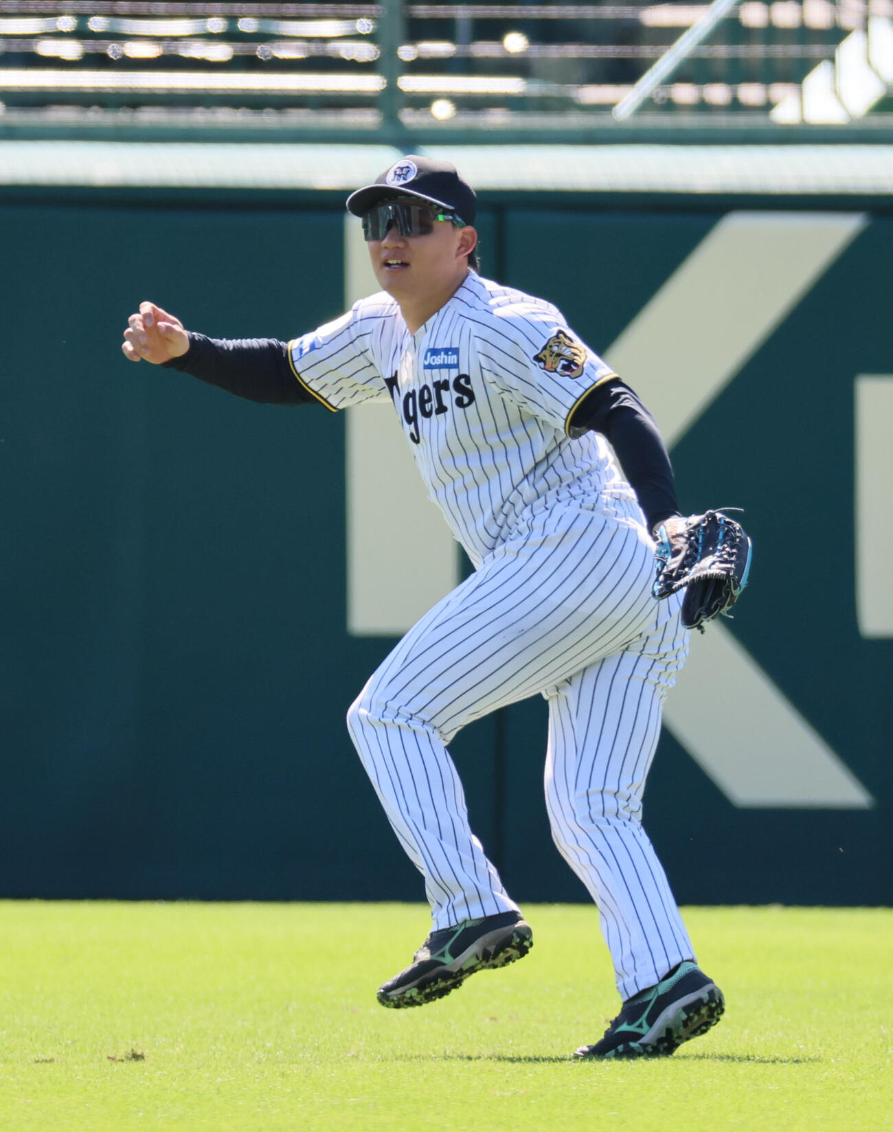 シートノックを受ける阪神森下翔太（撮影・宮崎幸一）