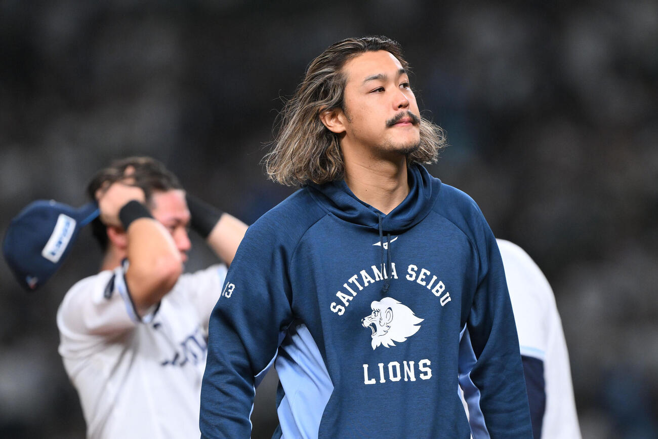 西武対日本ハム　試合に敗れ引き揚げる西武高橋光成（撮影・滝沢徹郎）
