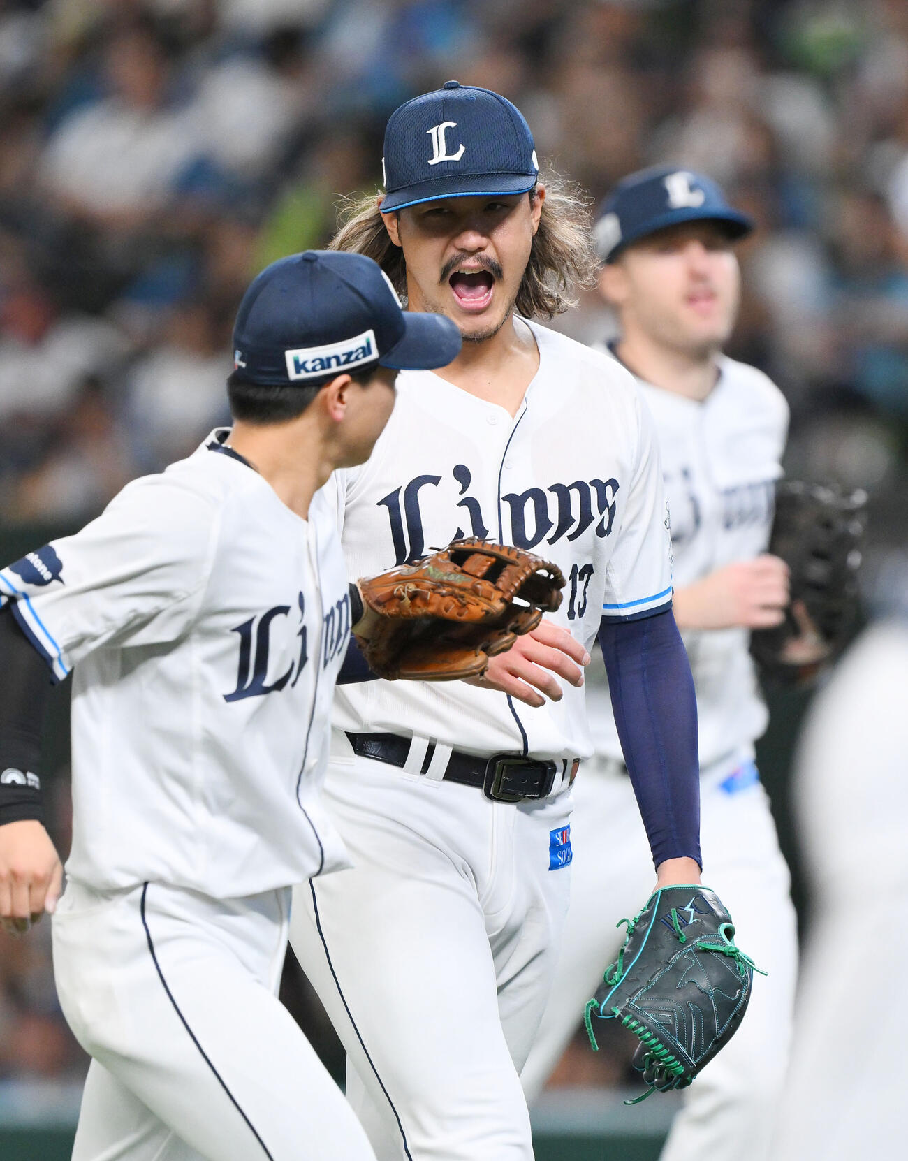 西武対日本ハム　6回表を投げ終えた西武先発の高橋光成（中央）は気合を入れる（撮影・滝沢徹郎）