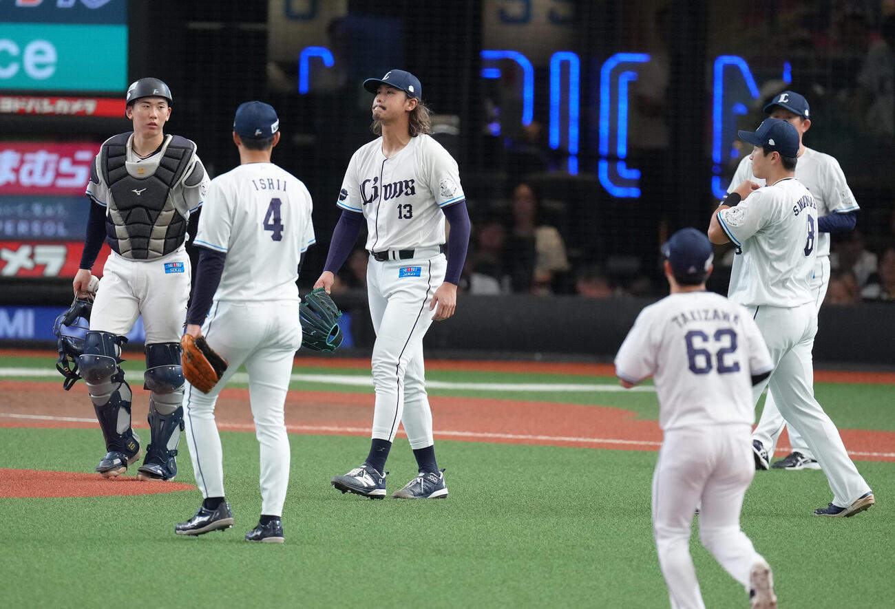 西武対日本ハム　5回表日本ハム2死二塁、打者野村佑希に先制二塁打を浴び、悔しがる高橋光成（中央）（撮影・足立雅史）