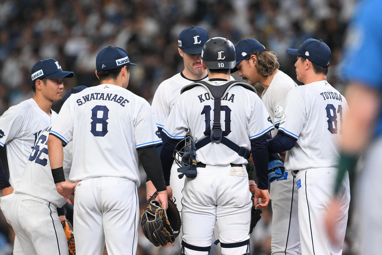 西武対日本ハム　5回表日本ハム2死二塁、野村佑希に適時二塁打を許した高橋光成（右から2人目）のもとに集まる選手たち（撮影・滝沢徹郎）