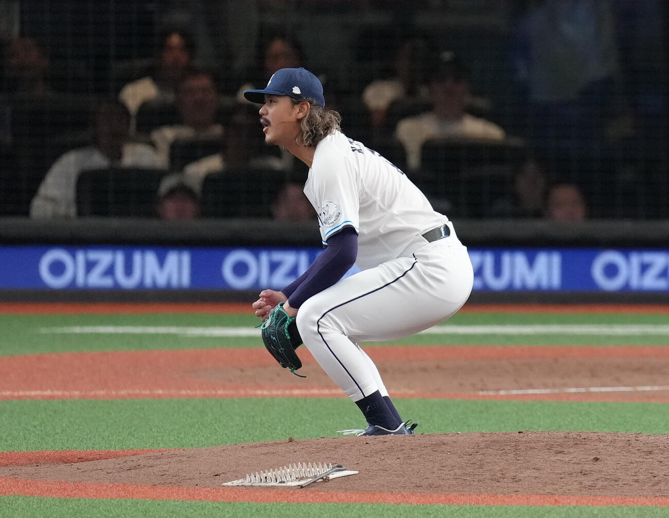 西武対日本ハム　5回表日本ハム2死二塁、打者野村佑希の時、ボール判定にしゃがみ込む高橋光成（撮影・足立雅史）