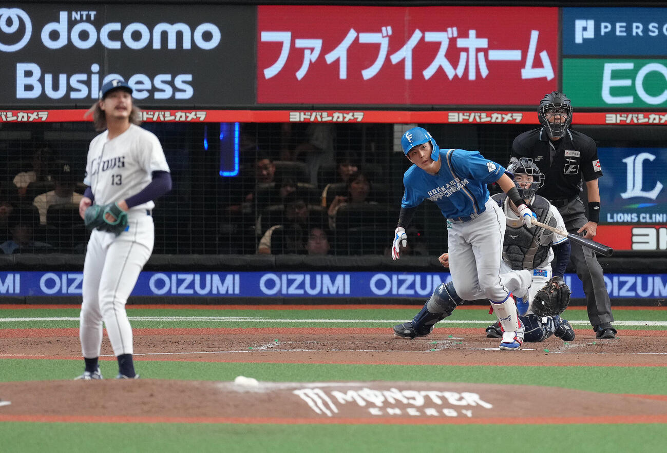 西武対日本ハム　5回表日本ハム2死二塁、野村佑希は先制適時二塁打を放つ。投手高橋光成（撮影・足立雅史）