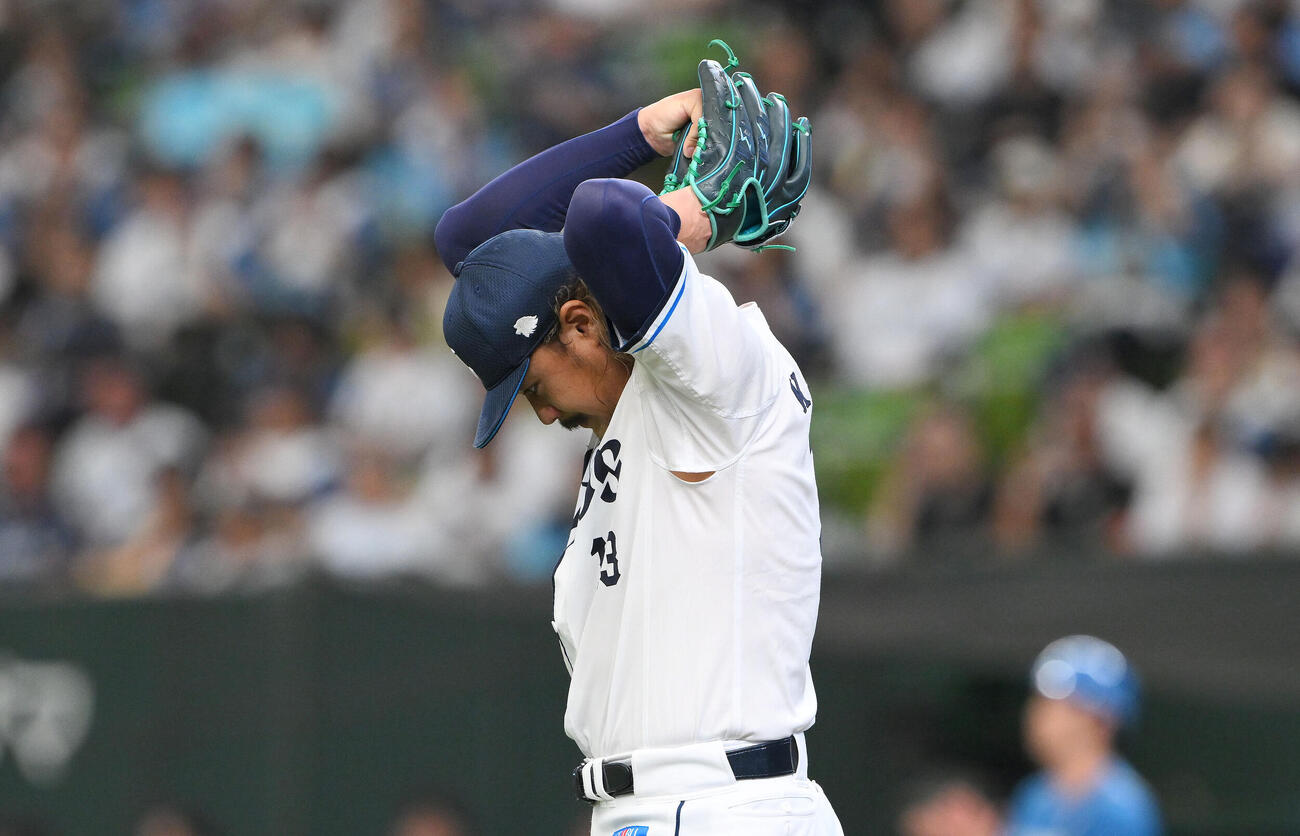 西武対日本ハム　5回表日本ハム2死二塁、野村佑希に適時二塁打を許した高橋光成（撮影・滝沢徹郎）