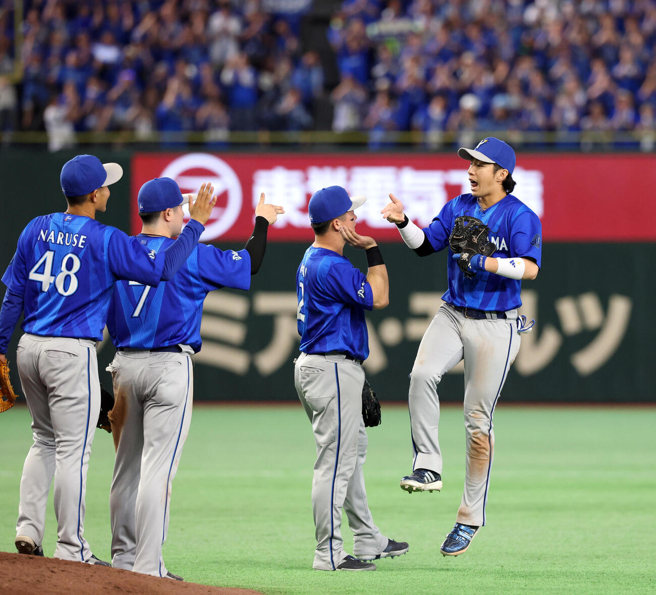 巨人対DeNA　連勝でファイナル進出を決めハイタッチで喜ぶ度会隆輝（右）らDeNAの選手たち（撮影・浅見桂子）