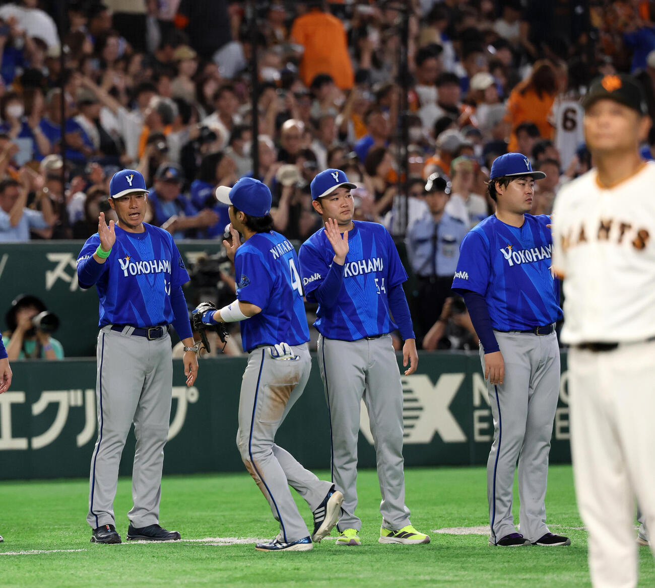 巨人対DeNA　連勝でファイナル進出を決めハイタッチで喜ぶ相川亮二監督（左）らDeNAの選手たち（撮影・浅見桂子）