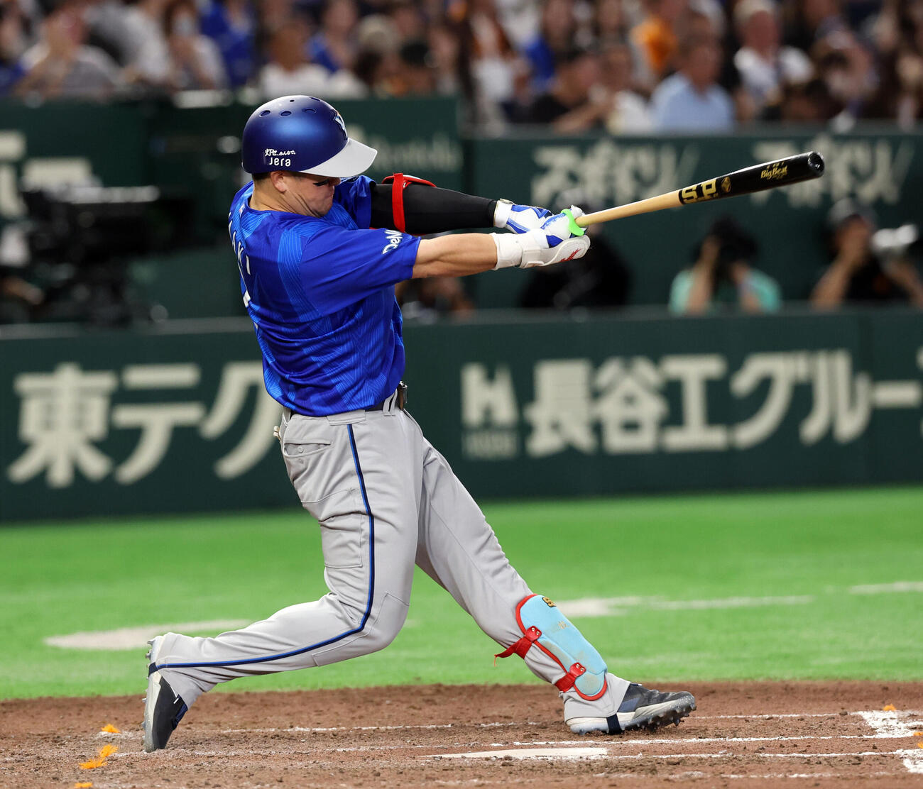 巨人対DeNA 8回表DeNA1死、牧秀悟はソロ本塁打を放つ（撮影・浅見桂子）