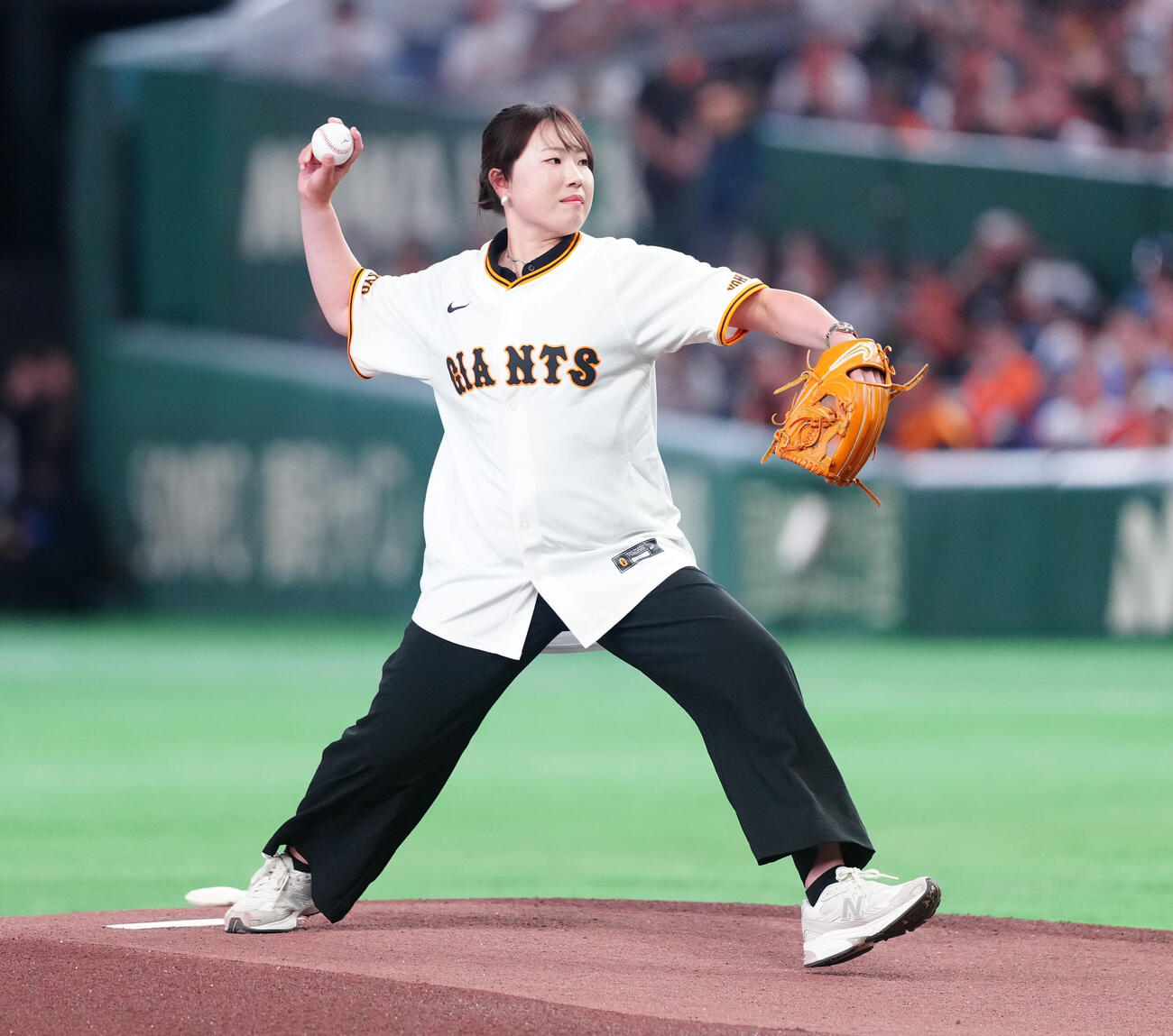 巨人対DeNA　ファーストピッチで投球する竹田麗央（撮影・鈴木みどり）
