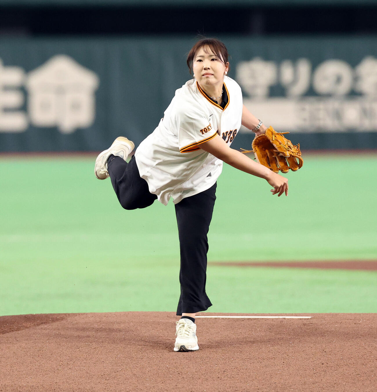 巨人対DeNA　ファーストピッチを務めた竹田麗央（撮影・浅見桂子）