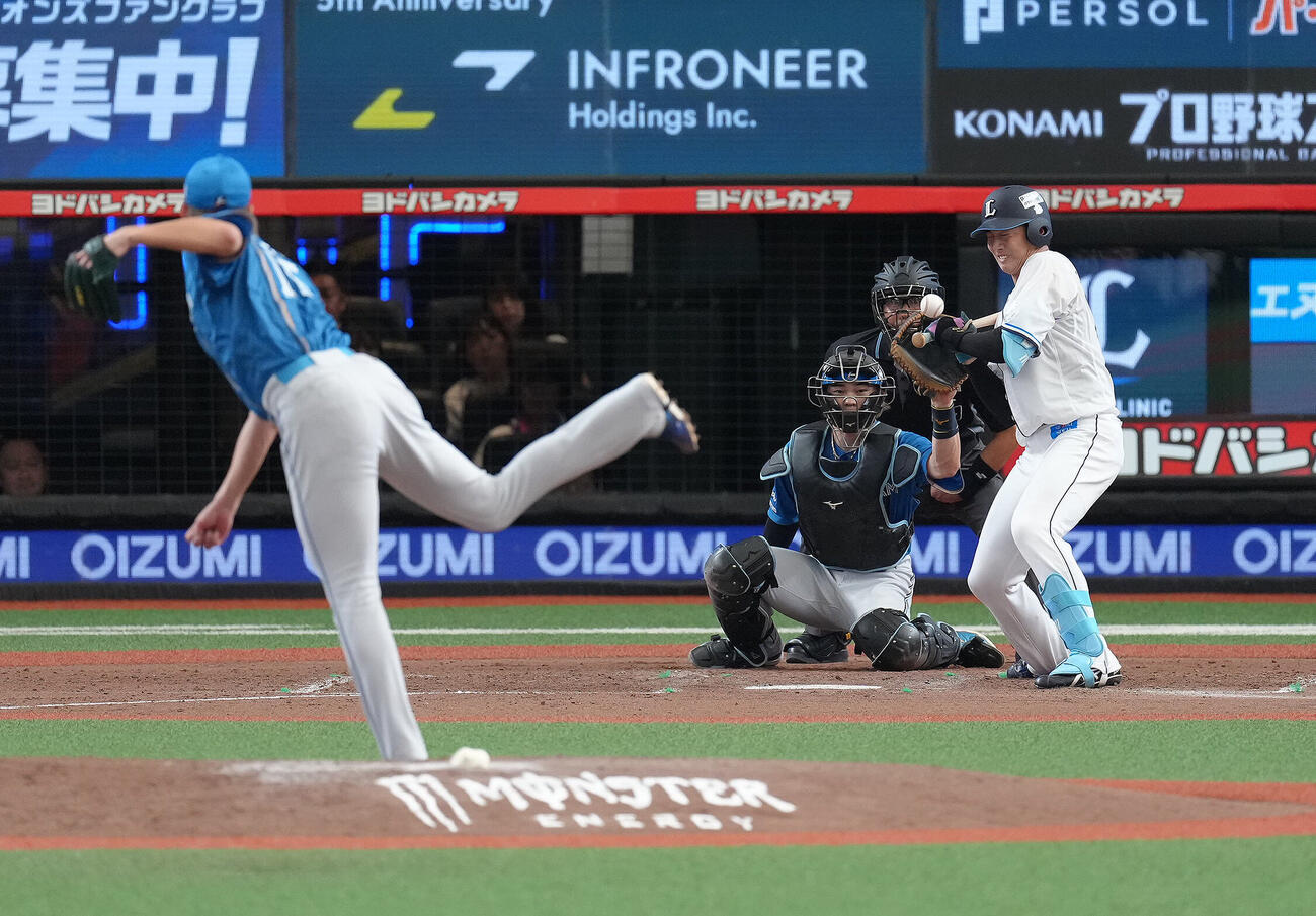 西武対日本ハム　5回裏西武無死一塁、長谷川信哉は死球を受ける。投手達孝太（撮影・足立雅史）