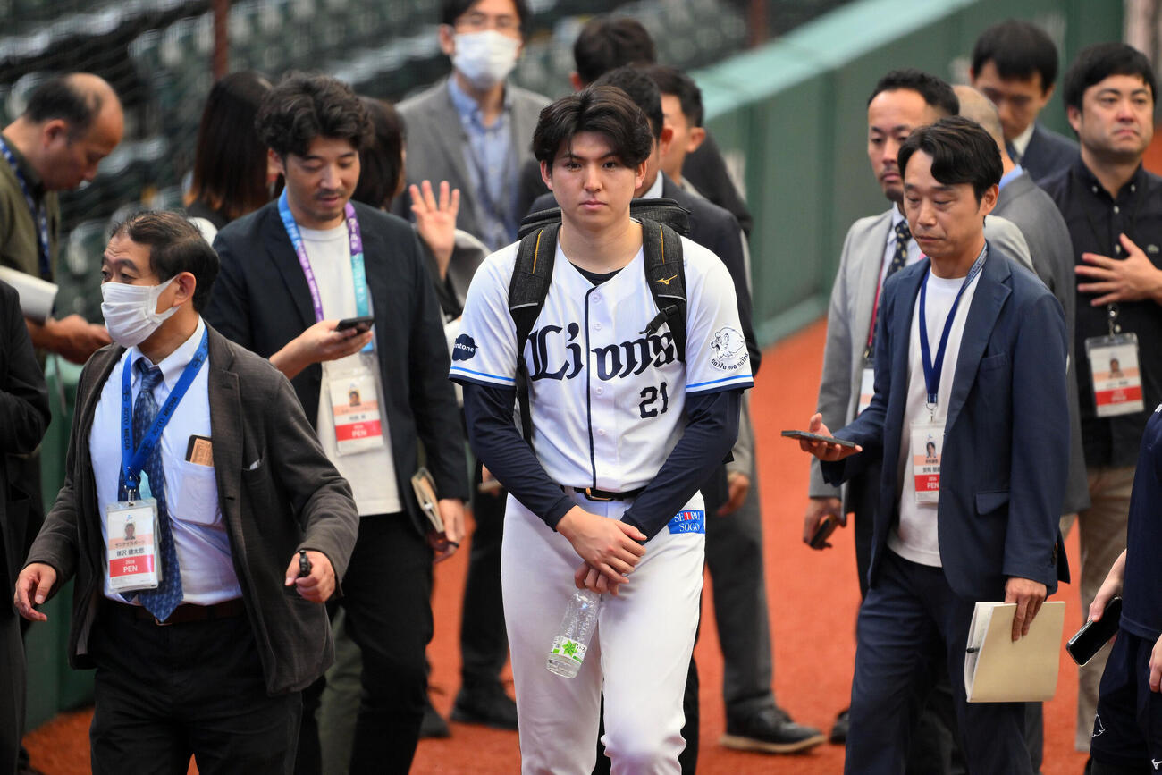 西武対日本ハム　試合前練習の調整を終え引き揚げる西武武内夏暉（中央）（撮影・滝沢徹郎）