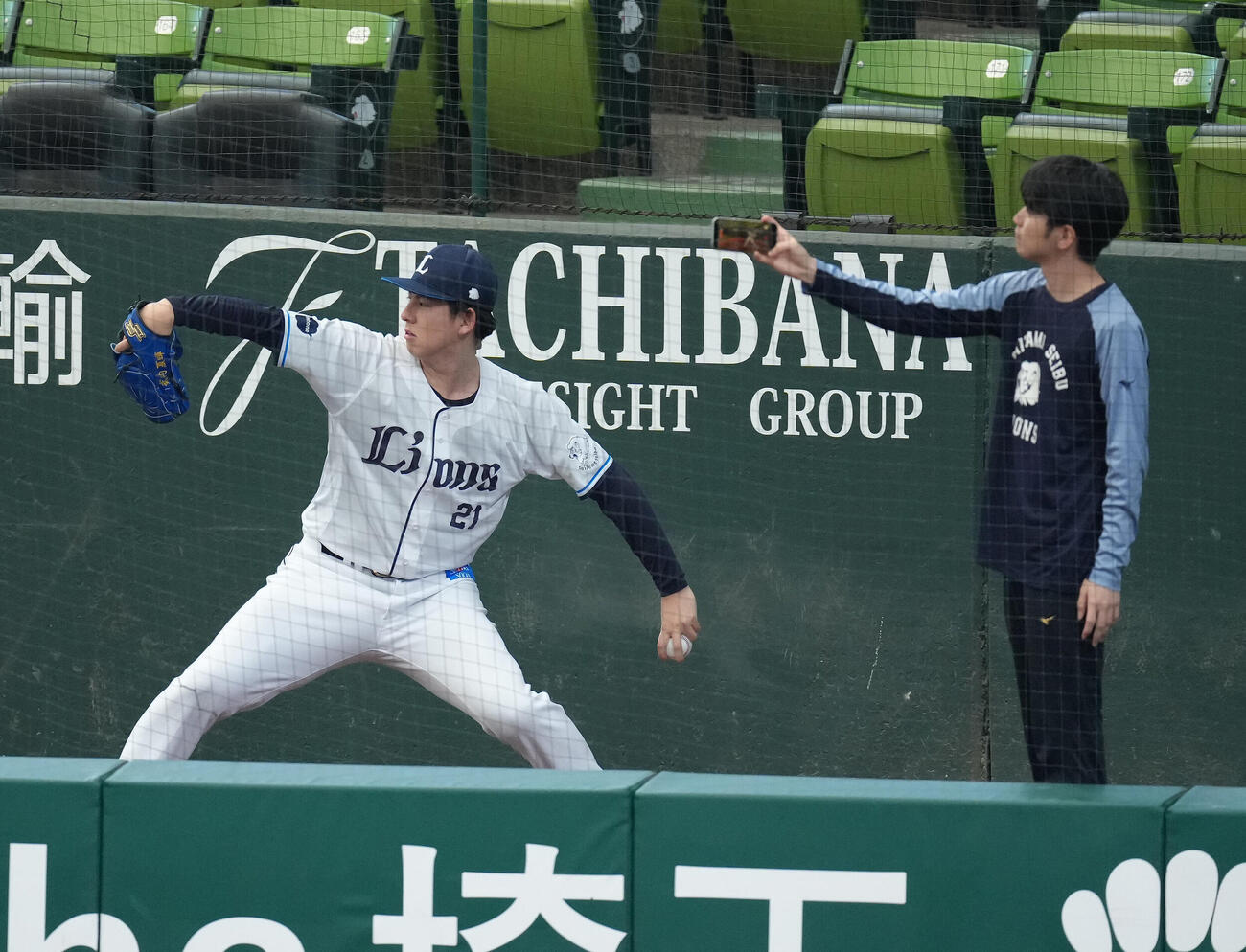 西武対日本ハム　ブルペンで投球練習する西武武内夏暉（撮影・足立雅史）