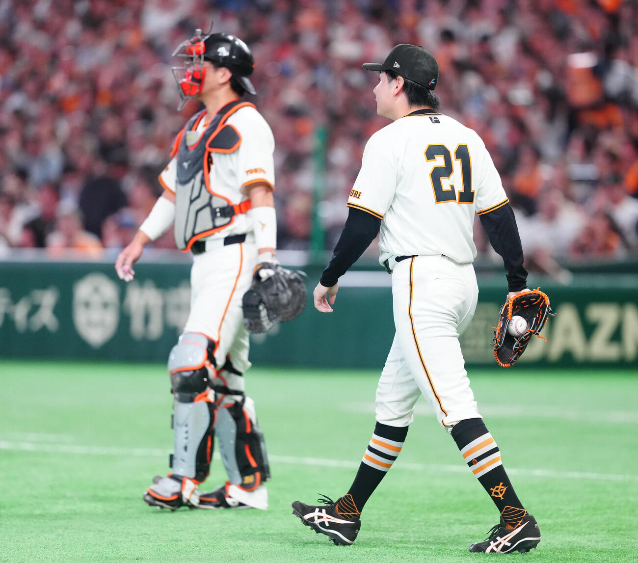 巨人対DeNA 1回表DeNA2死二塁、佐野恵太に適時打を浴び、浮かない表情の竹丸和幸（右）と大城卓三（撮影・鈴木みどり）