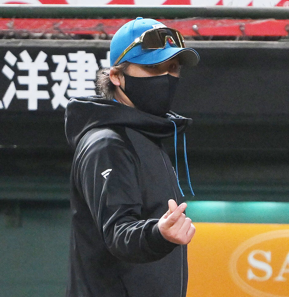 西武対日本ハム　試合に勝利した日本ハム新庄剛志監督はポーズを決めて引き揚げる（撮影・滝沢徹郎）