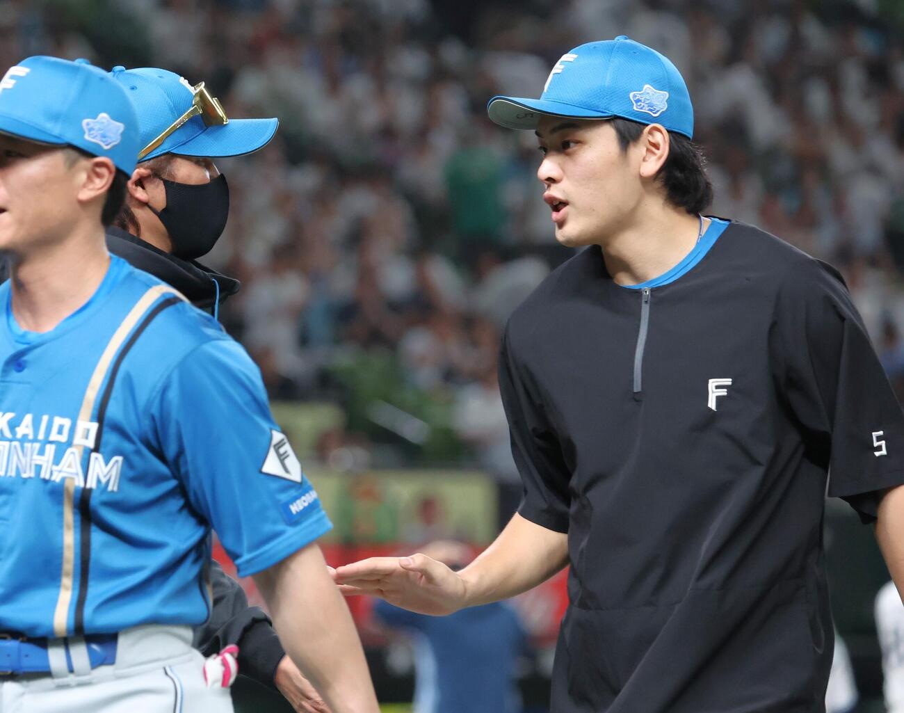 西武対日本ハム　試合後、野村佑希（右）を出迎える新庄剛志監督（撮影・黒川智章）