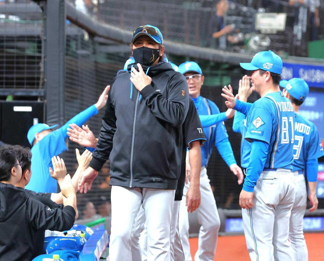 西武対日本ハム　試合後、スタッフらとタッチする新庄剛志監督（撮影・黒川智章）