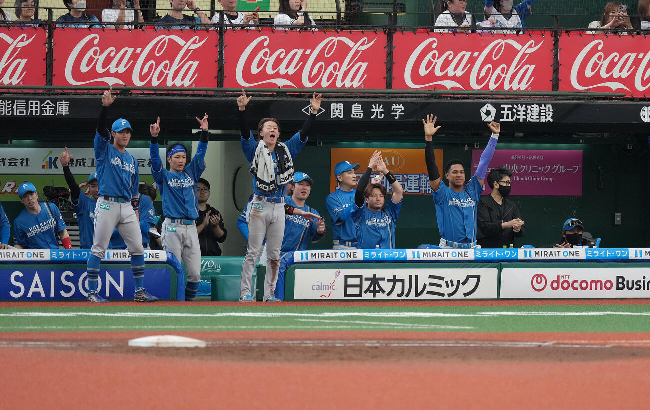 西武対日本ハム　5回表日本ハム2死二塁、野村佑希の先制適時二塁打を喜ぶベンチ。右端は新庄剛志監督（撮影・足立雅史）