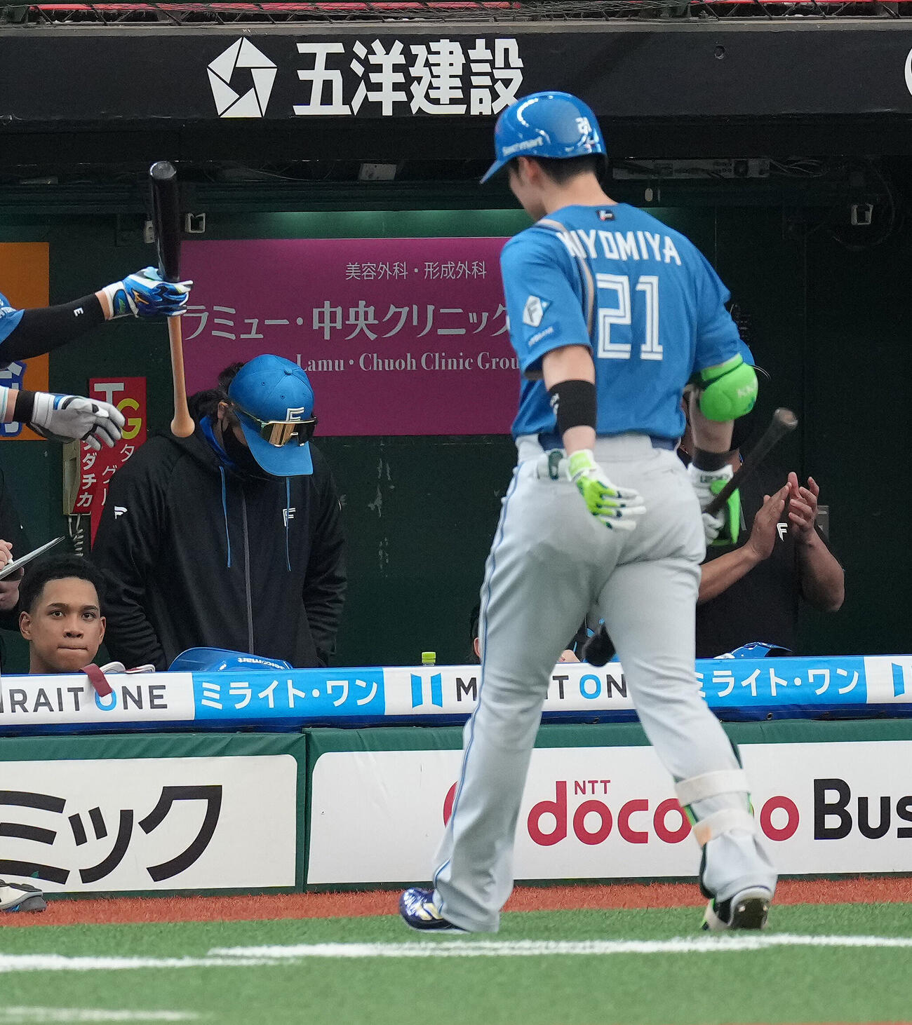 西武対日本ハム　3回表日本ハム1死一塁、清宮幸太郎（右）が三邪飛に倒れうつむく新庄剛志監督（撮影・足立雅史）