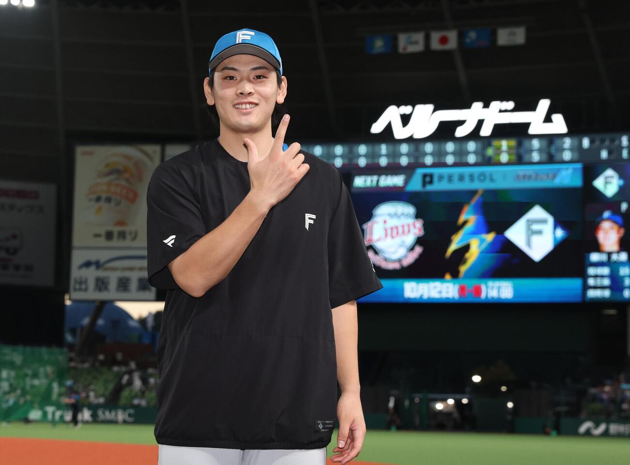 西武対日本ハム　試合後、笑顔で「Jポーズ」の野村佑希（撮影・黒川智章）