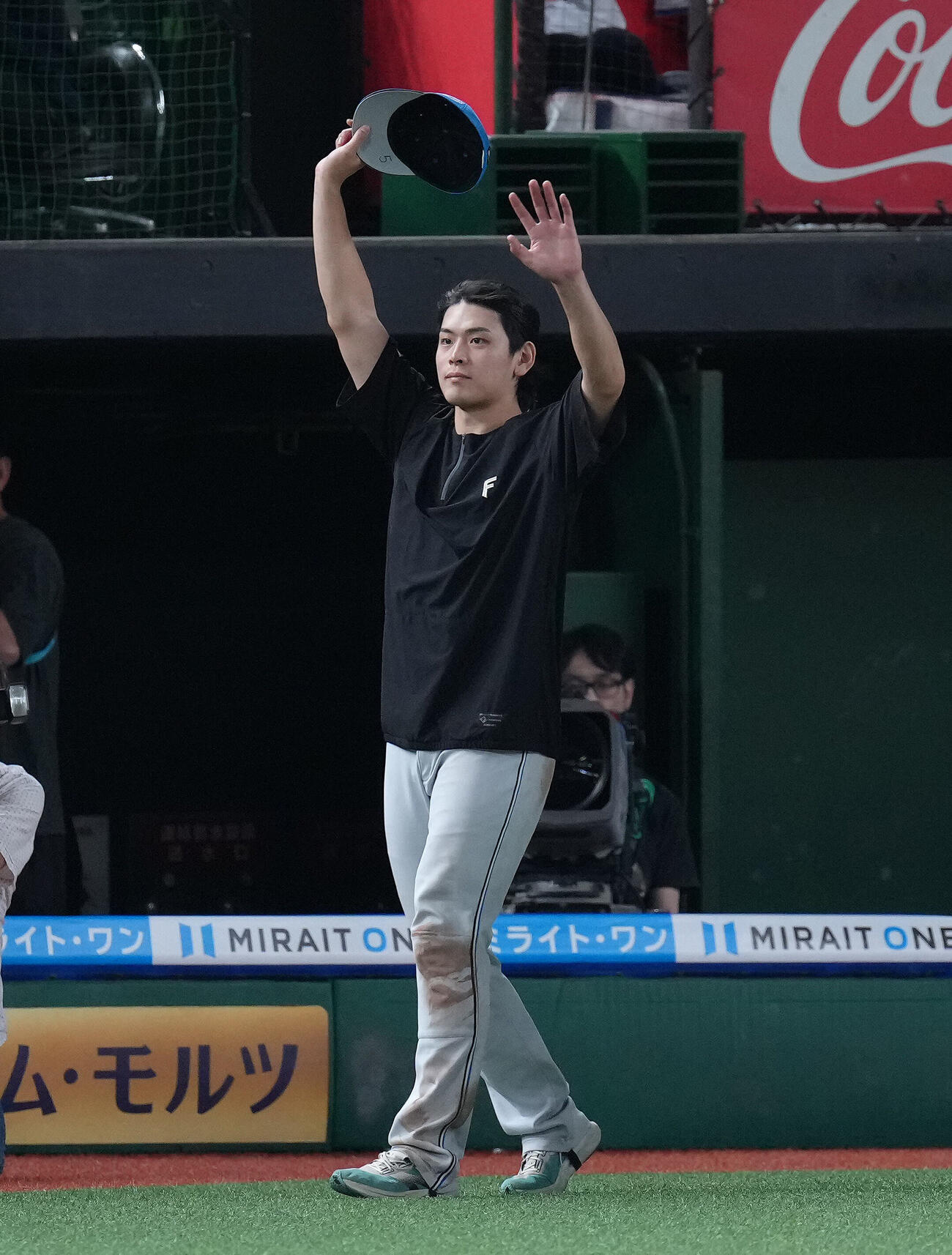 西武対日本ハム　ヒーローインタビューを終え、ファンの声援に応える日本ハム野村佑希（撮影・足立雅史）
