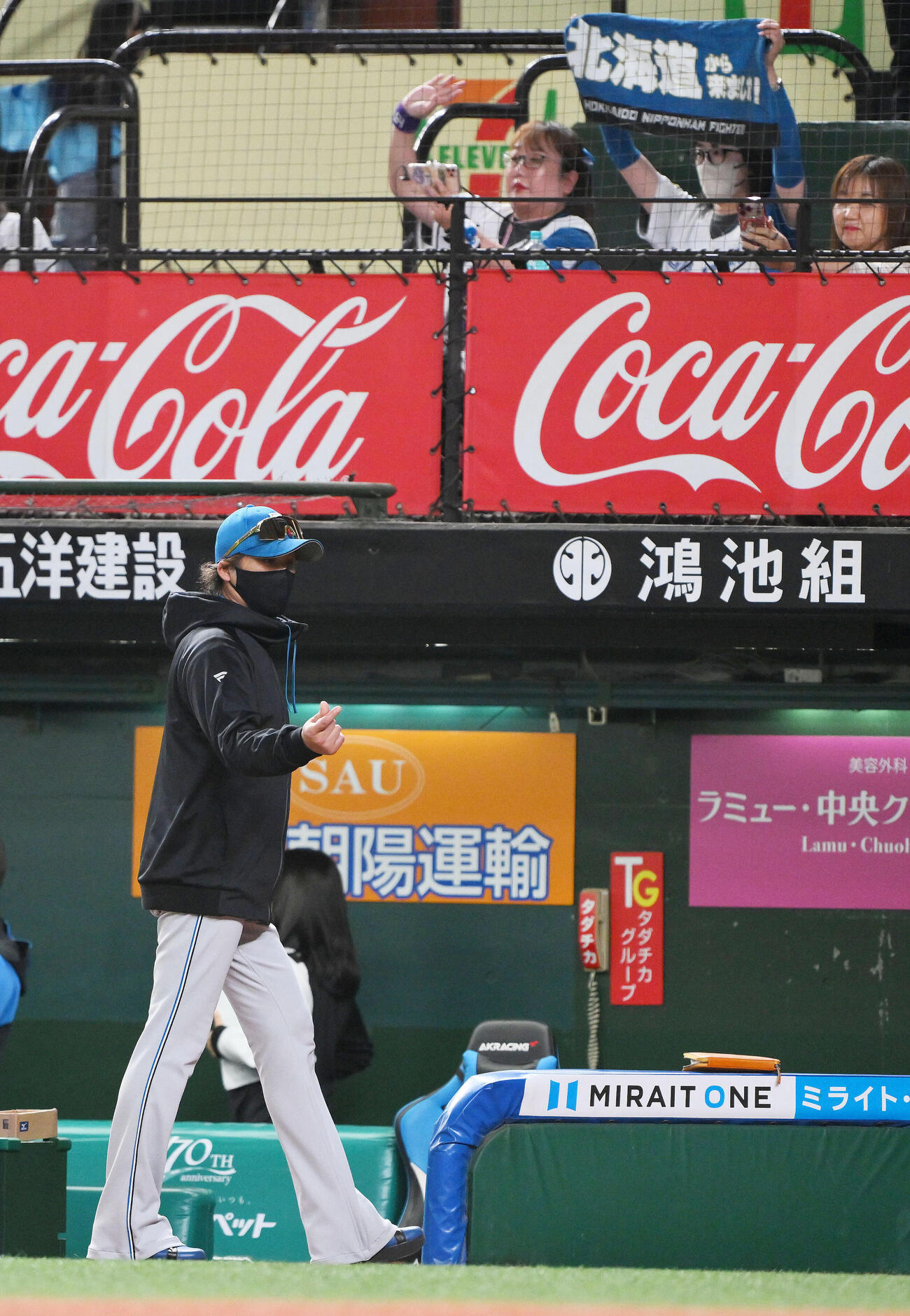 西武対日本ハム　試合に勝利した日本ハム新庄剛志監督はポーズを決めて引き揚げる（撮影・滝沢徹郎）