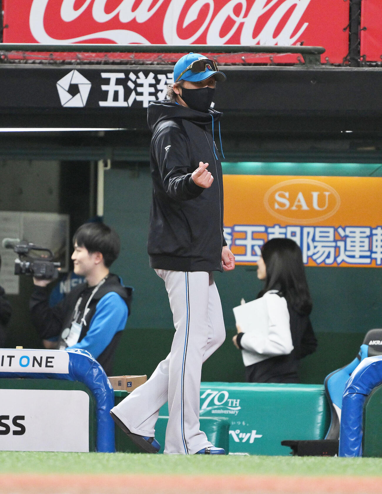 西武対日本ハム　試合に勝利した日本ハム新庄剛志監督はポーズを決めて引き揚げる（撮影・滝沢徹郎）