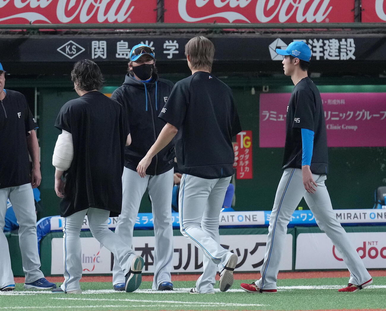 西武対日本ハム　勝利した日本ハム新庄剛志監督（右から3人目）は達孝太（同2人目）らを笑顔で迎える（撮影・足立雅史）