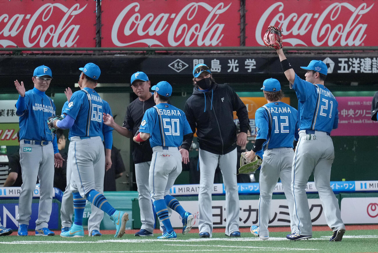 西武対日本ハム　勝利し笑顔でナインらを迎える日本ハム新庄剛志監督（右から3人目）（撮影・足立雅史）