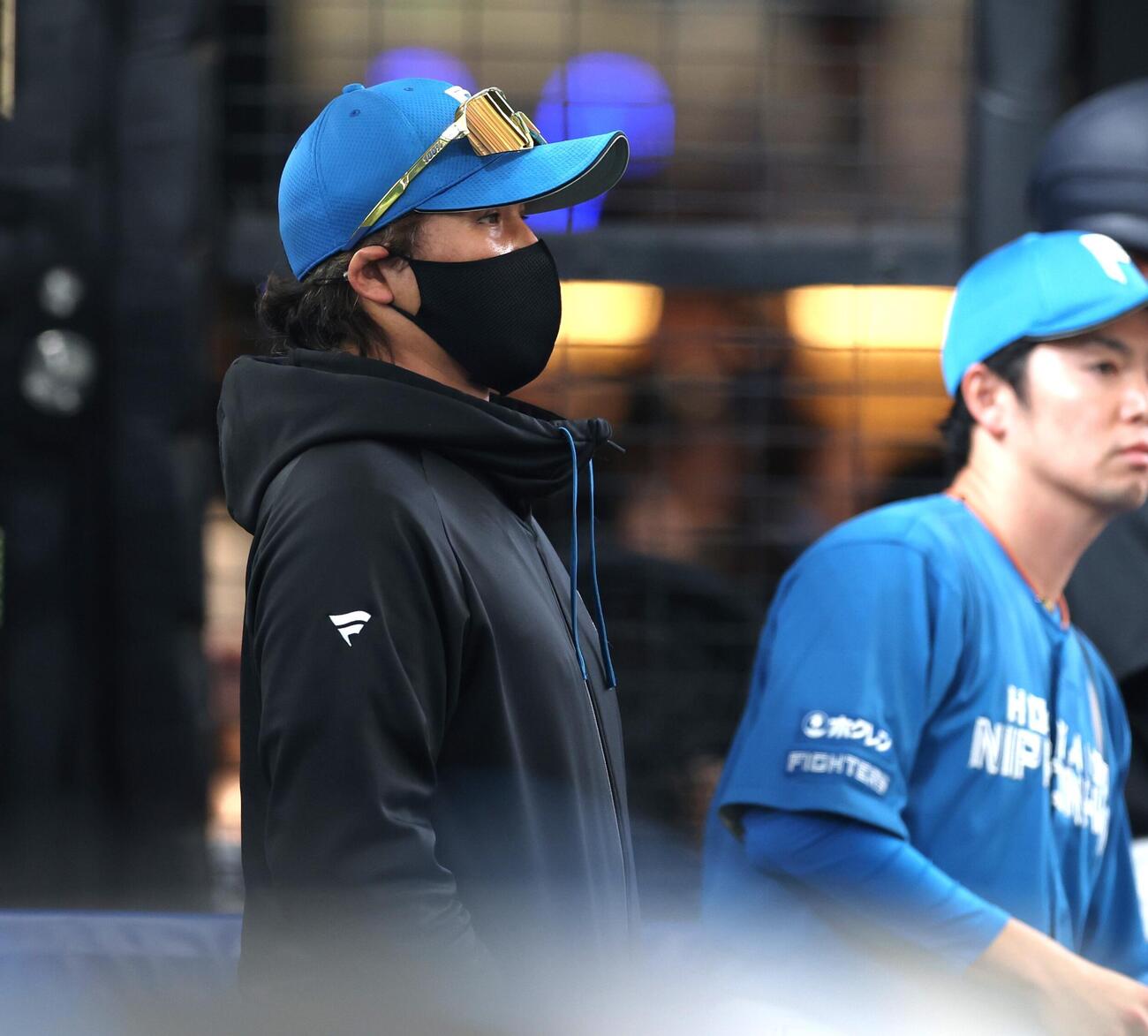 西武対日本ハム　ベンチで試合を見つめる新庄剛志監督（撮影・黒川智章）