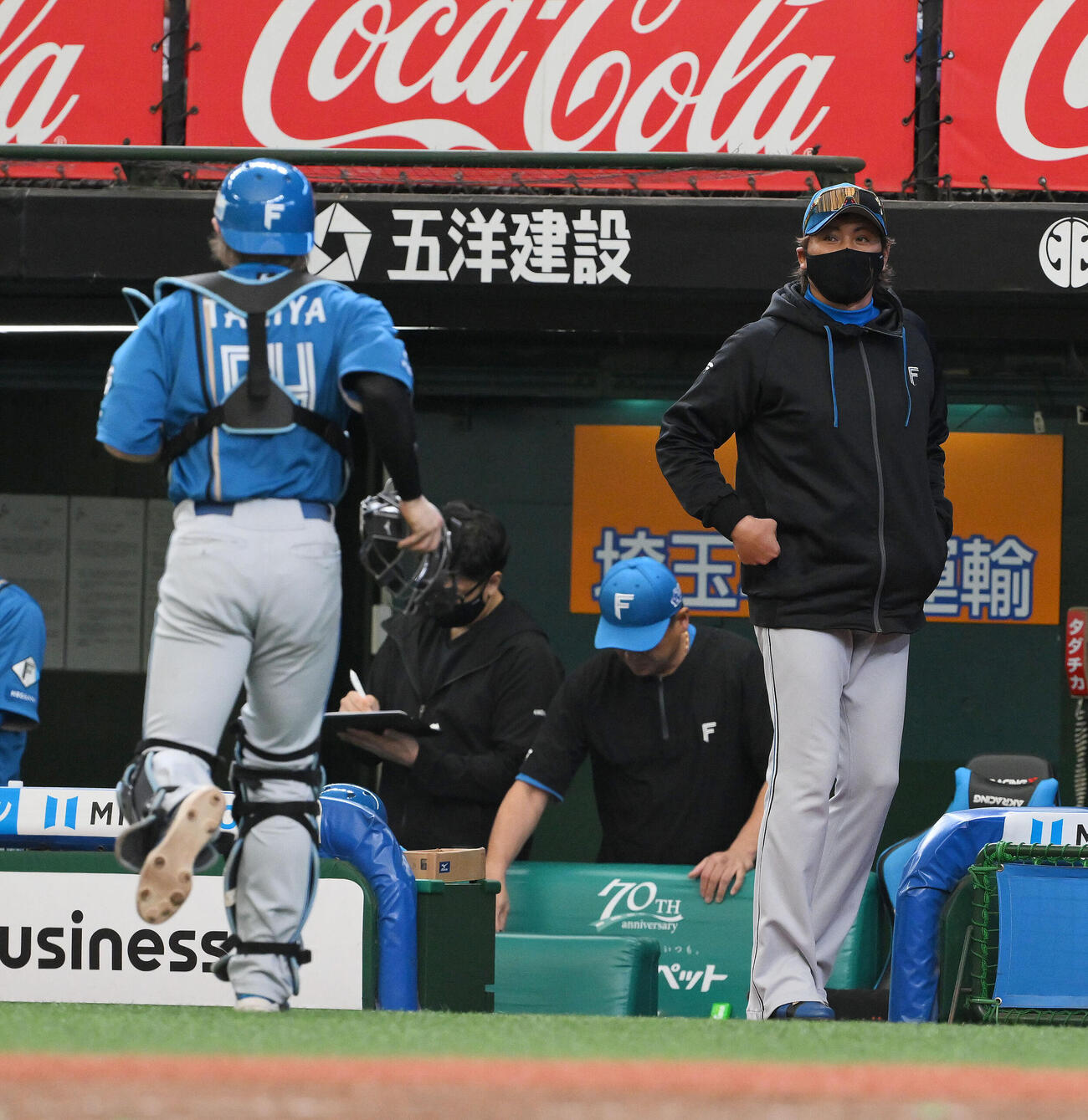 西武対日本ハム　5回裏を終え日本ハム新庄剛志監督（右）は田宮裕涼に笑顔を向ける（撮影・滝沢徹郎）